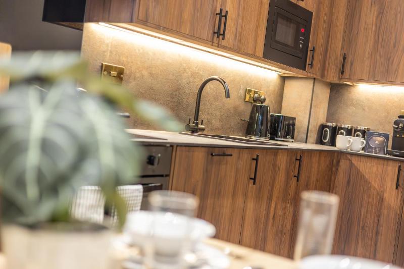 Leeds City Luxe Apartment with Parking 8 mins to station! - image 30