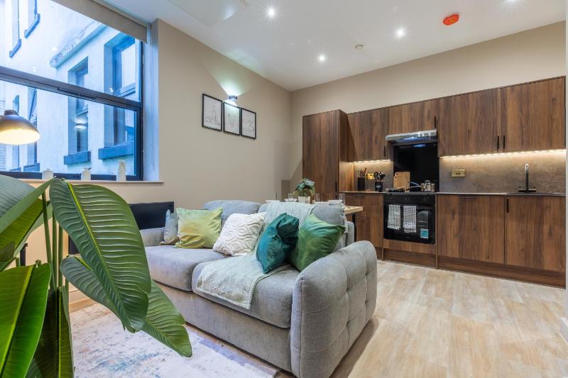 Leeds City Luxe Apartment with Parking 8 mins to station! - image 33