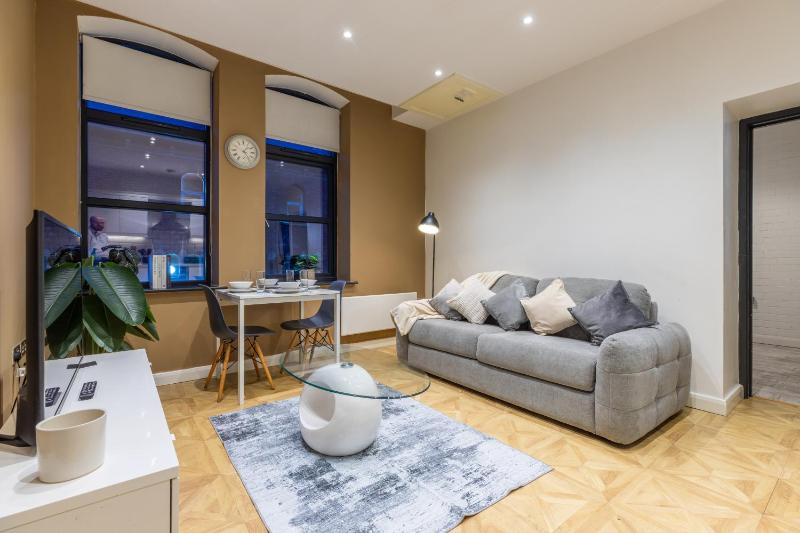 Leeds Central Cosy 1BD Flat 10 mins to Station! - image 1