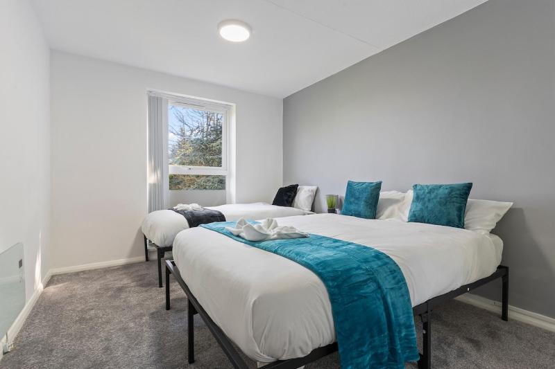 Spacious 2-Bed Apartment in Birmingham Parking Included - image 11