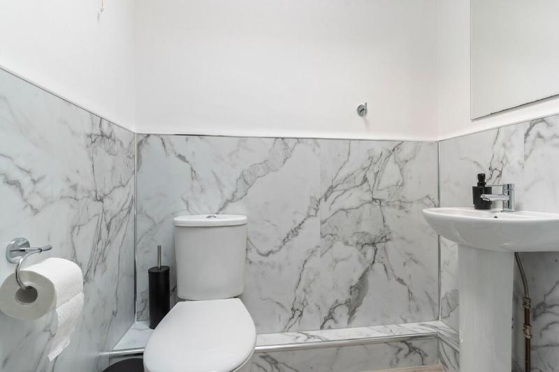 Spacious 2-Bed Apartment in Birmingham Parking Included - image 4