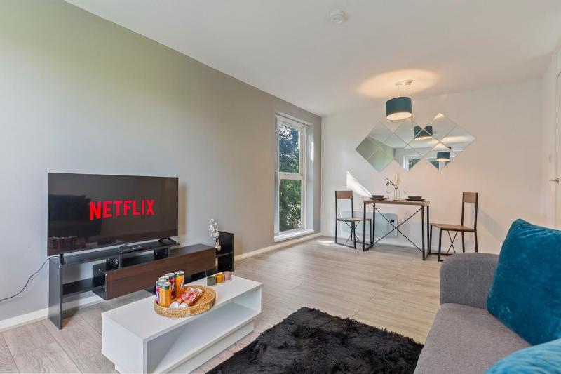Spacious 2-Bed Apartment in Birmingham Parking Included - image 14