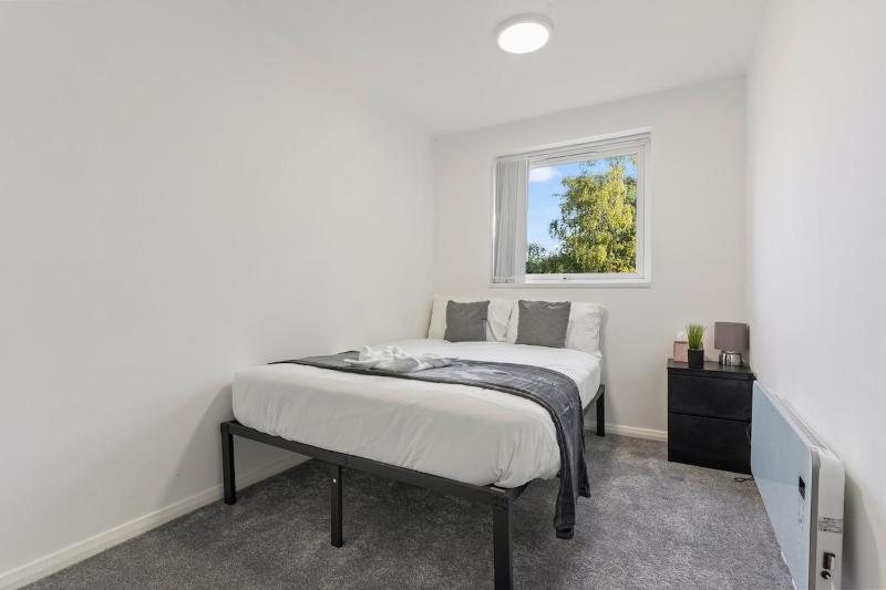 Spacious 2-Bed Apartment in Birmingham Parking Included - image 6