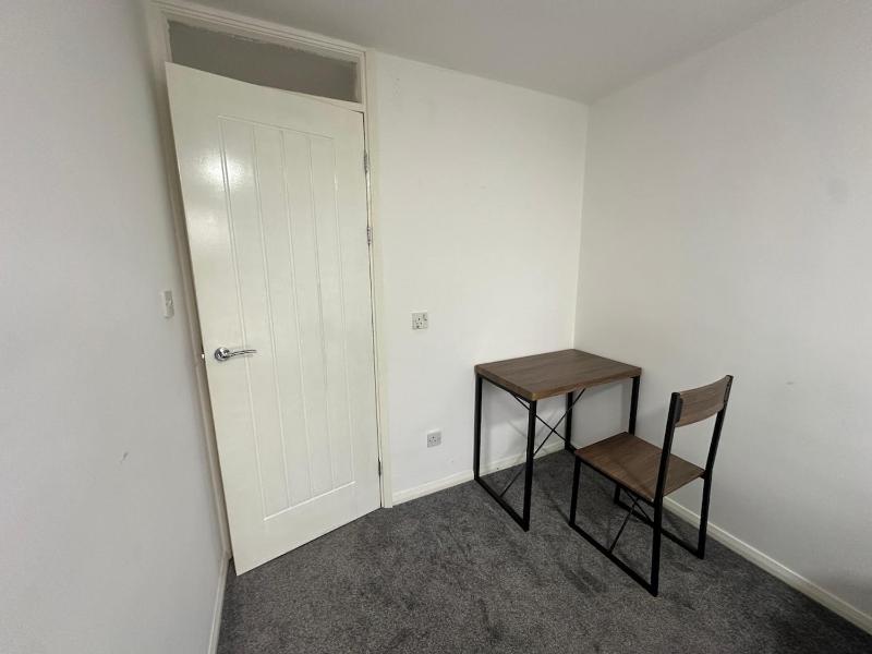 Spacious 2-Bed Apartment in Birmingham Parking Included - image 13