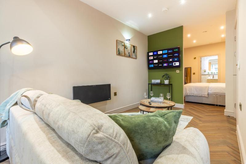 Leeds City Luxe Apartment with Parking 8 mins to station! - image 42