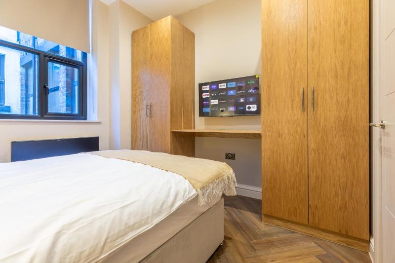 Leeds City Luxe Apartment with Parking 8 mins to station! - image 49