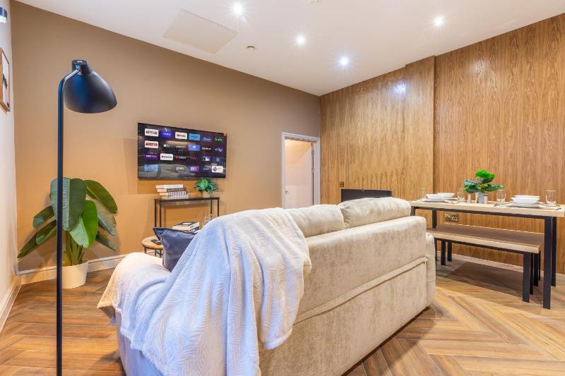 Leeds City Luxe Apartment with Parking 8 mins to station! - image 4