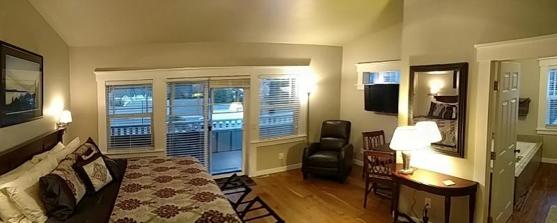 King Suite with Balcony image 3
