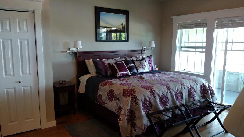 King Suite with Balcony image 4
