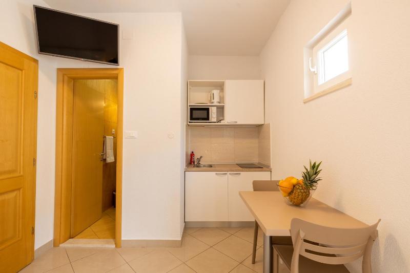 Apartments with parking space Makarska - 6632 - image 10