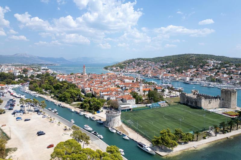 Apartments with hot tub Trogir - 22015 - image 8