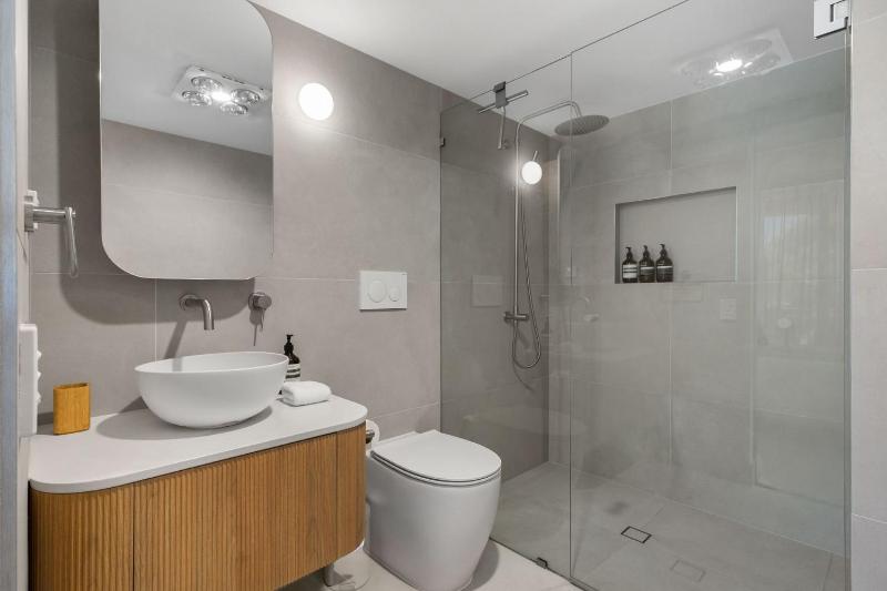 Unit 3 21 Park Generous and Comfortable Beachside Abode - image 4