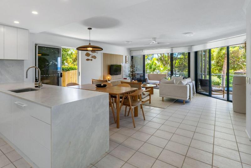 Unit 3 21 Park Generous and Comfortable Beachside Abode - image 6
