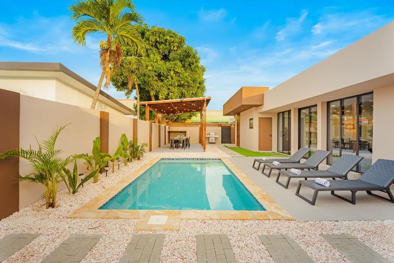 Aruba Escape Spacious 5BR Villa for 12 by Bocobay - image 10