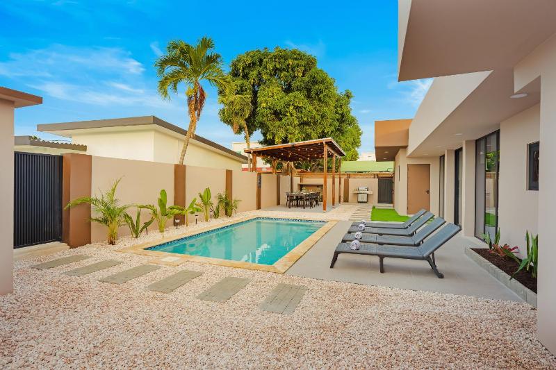 Aruba Escape Spacious 5BR Villa for 12 by Bocobay - image 33