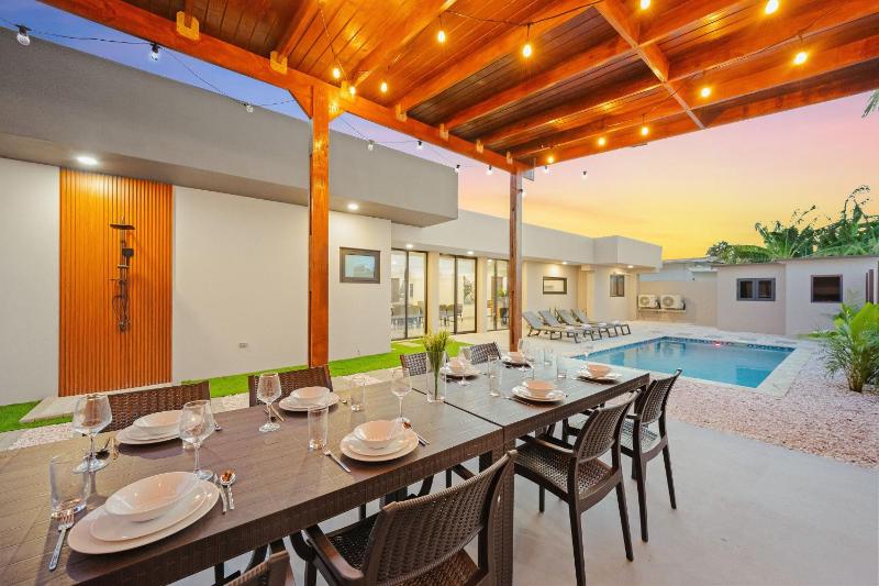 Aruba Escape Spacious 5BR Villa for 12 by Bocobay - image 1