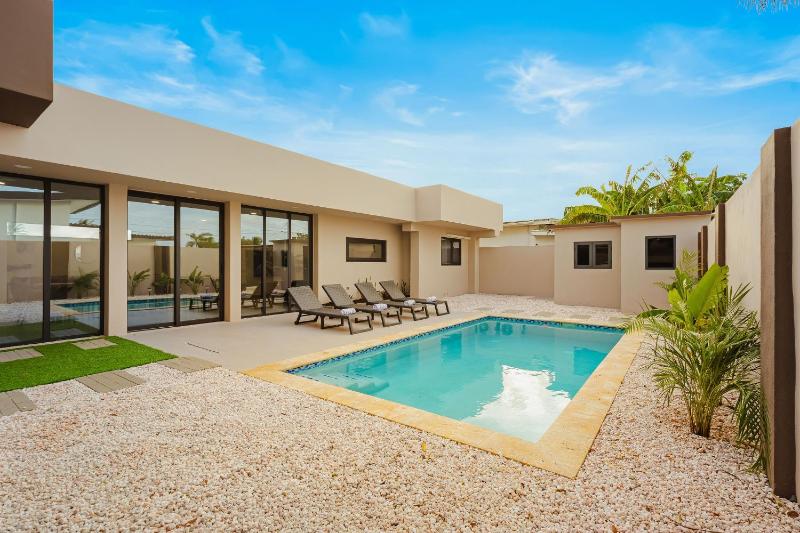 Aruba Escape Spacious 5BR Villa for 12 by Bocobay - image 25