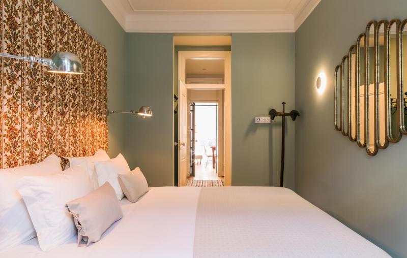 Deluxe One-Bedroom Apartment image 3