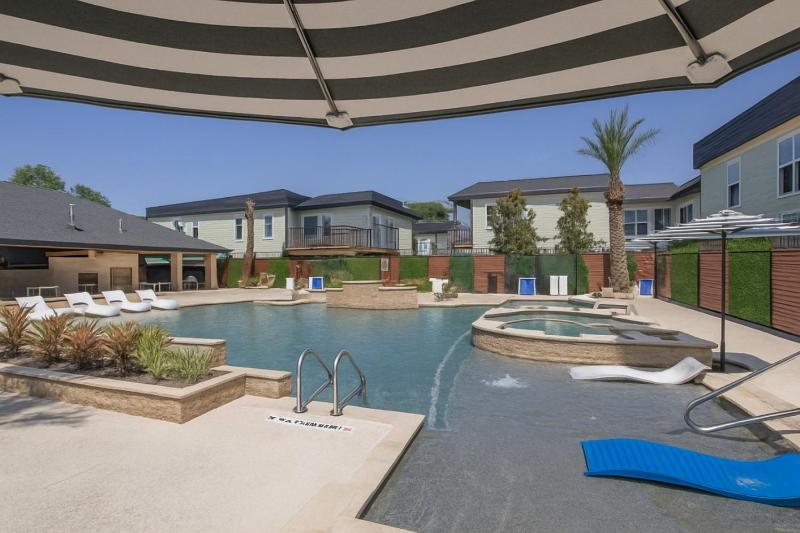 KINGbed w pool gym BBQ at theHeights LongStayDiscount - image 16