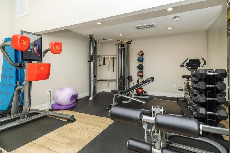 KINGbed resort style pool gym near the heights - image 11