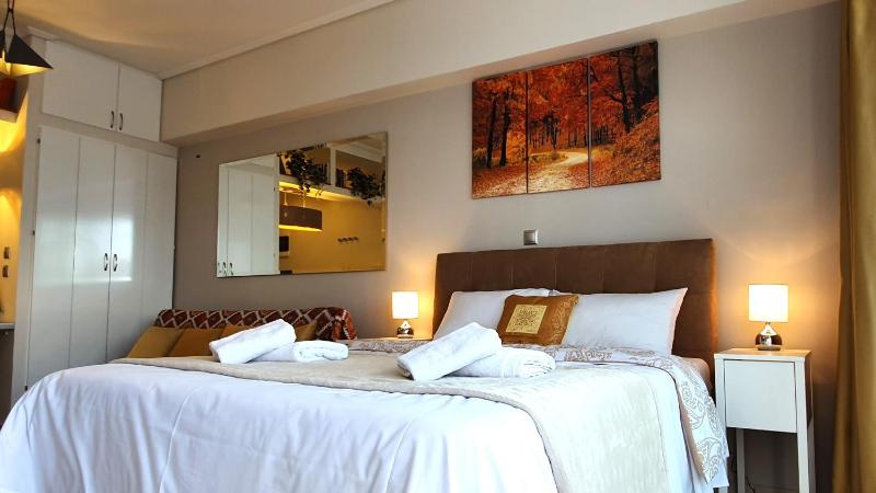 Cozy Apartment in the Heart of Athens 8-1 - image 8