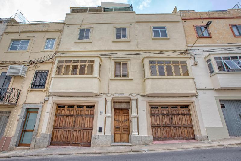 Spacious traditional 3 bedroom house with yard JBAR1-1 - image 5