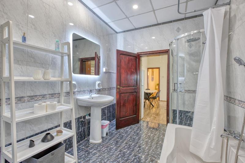 Spacious traditional 3 bedroom house with yard JBAR1-1 - image 7