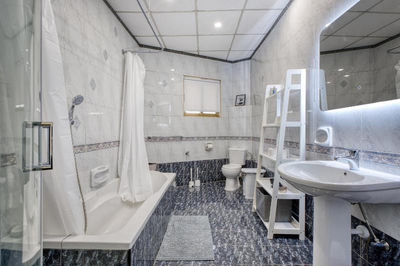 Spacious traditional 3 bedroom house with yard JBAR1-1 - image 9
