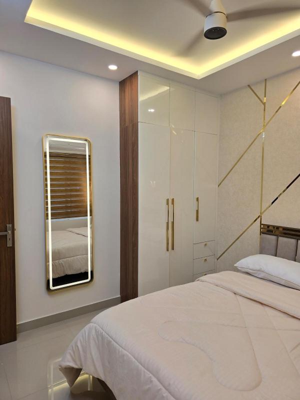 LS Luxurious apartment with cosy stay - image 26