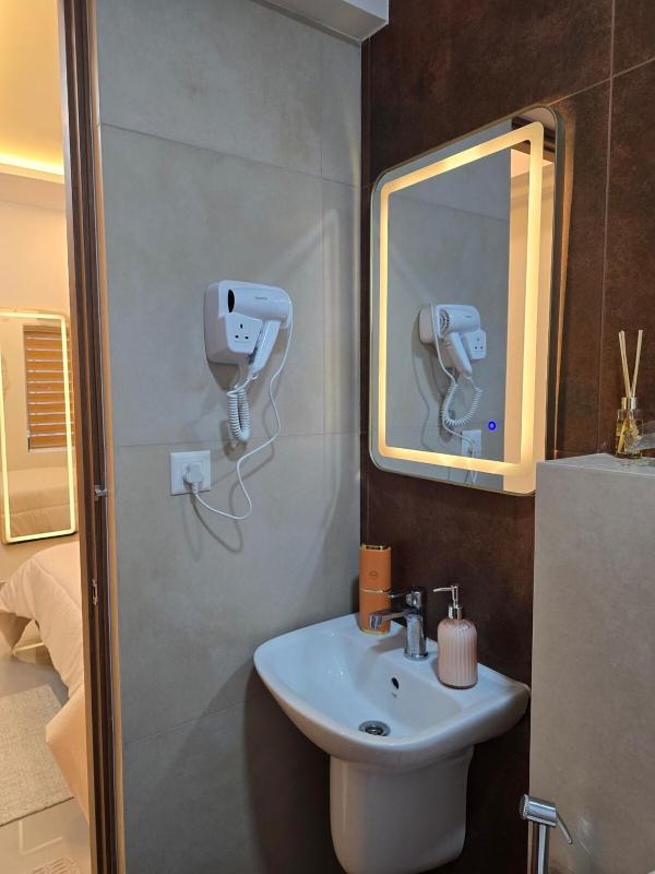 LS Luxurious apartment with cosy stay - image 28