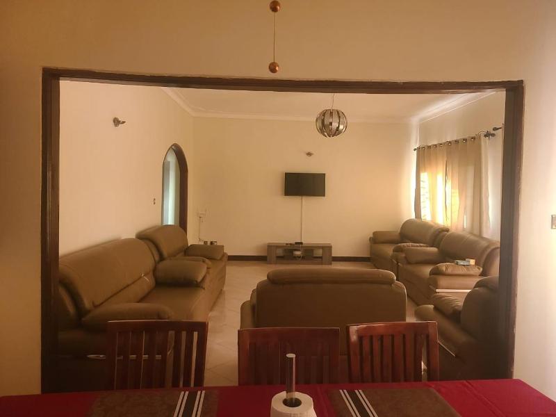 Kampala 5-Beds Sleeps 8 with Garden & Parking - image 4