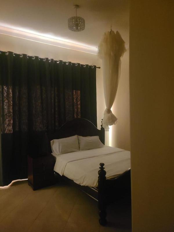 Kampala 5-Beds Sleeps 8 with Garden & Parking - image 13
