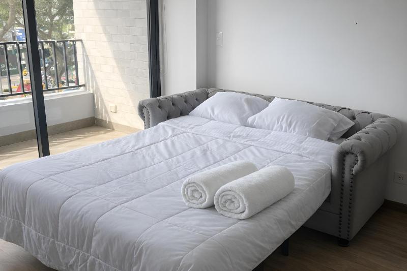 Modern Miraflores 2BR Flat Park View Balcony King Bed - image 3