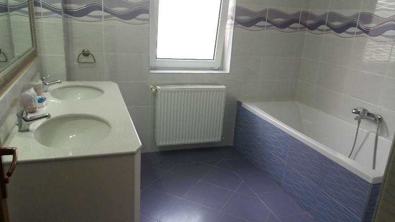 Deluxe Twin Room with Balcony image 2