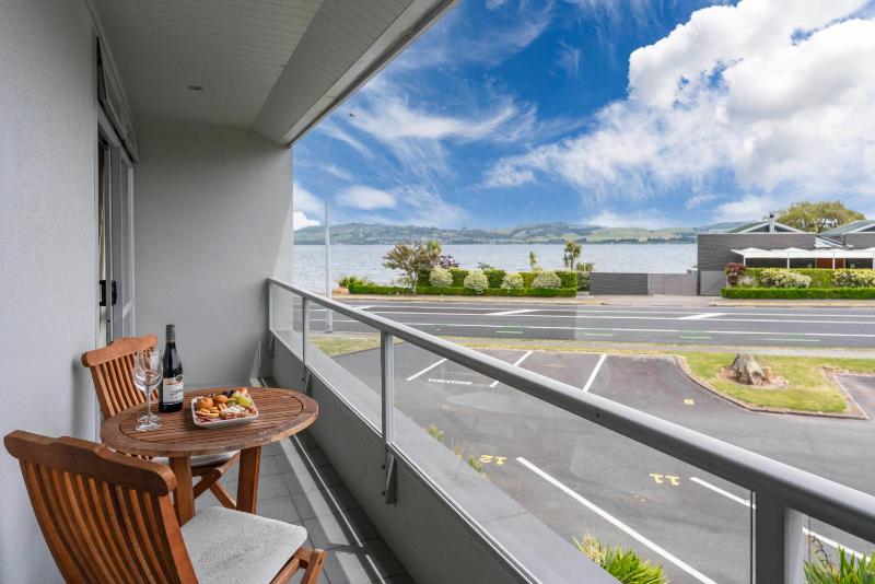 Lake Terrace Apartment - image 8