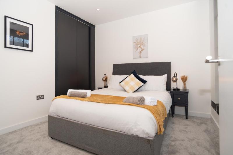 Jewellery Quarter Grand | Luxury Urban Living | Sleeps 10 - image 4