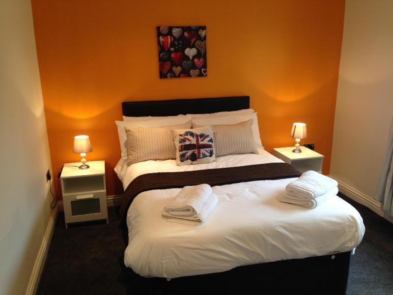 One-Bedroom Apartment image 2