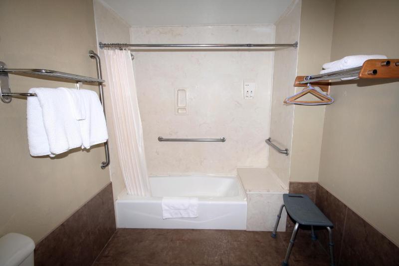 Queen Room with Two Queen Beds - Smoking image 3