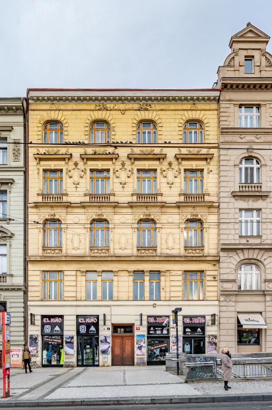 Prague Days - Riverside Two-Bedroom Apartment with Workspace in New Town - image 2