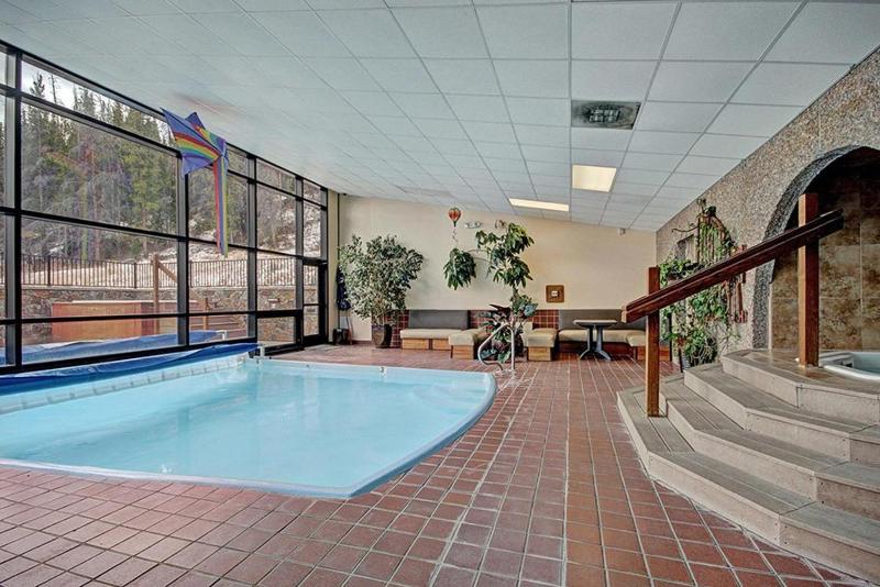 Claimjumper Retreat Townhome: Pool Hot Tub Walk to Town - image 6