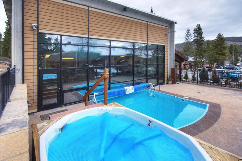 Claimjumper Retreat Townhome: Pool Hot Tub Walk to Town - image 23