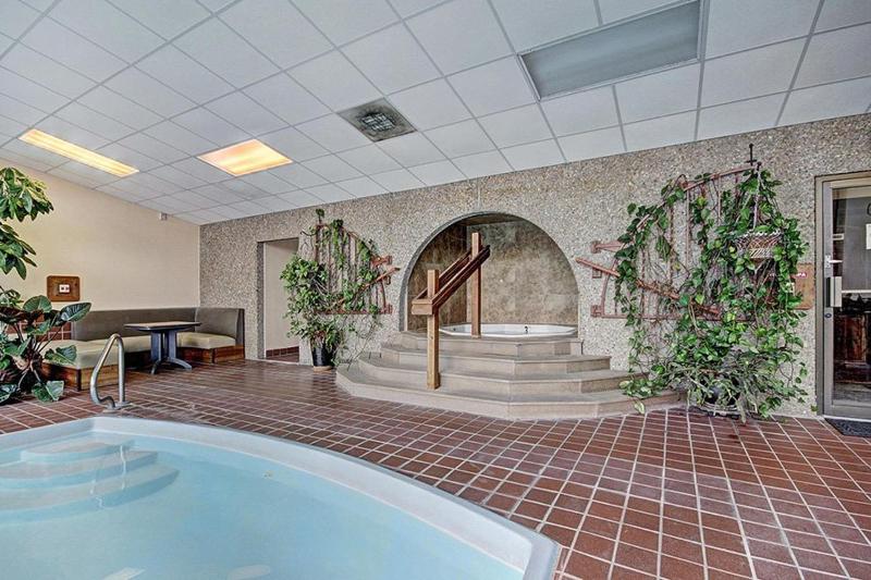 Claimjumper Retreat Townhome: Pool Hot Tub Walk to Town - image 12