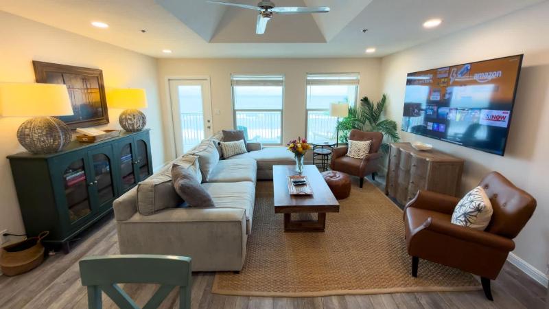 Penthouse Beachfront Views Renovated condo - image 23