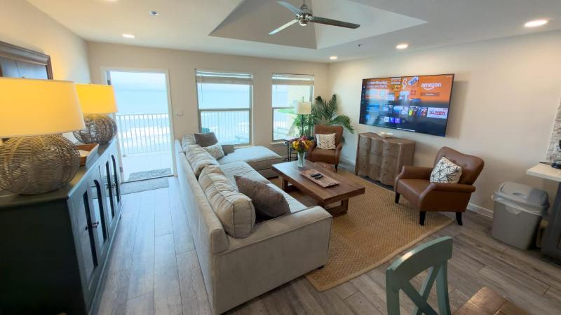 Penthouse Beachfront Views Renovated condo - image 35