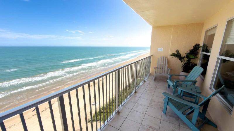 Penthouse Beachfront Views Renovated condo - image 17