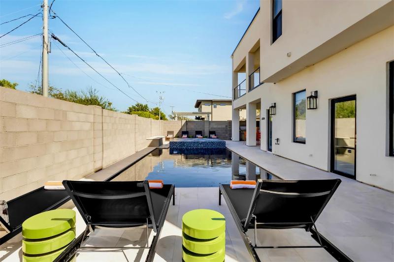Modern Manor-6BR Pool&Spa Air Hockey Ping Pong - image 9