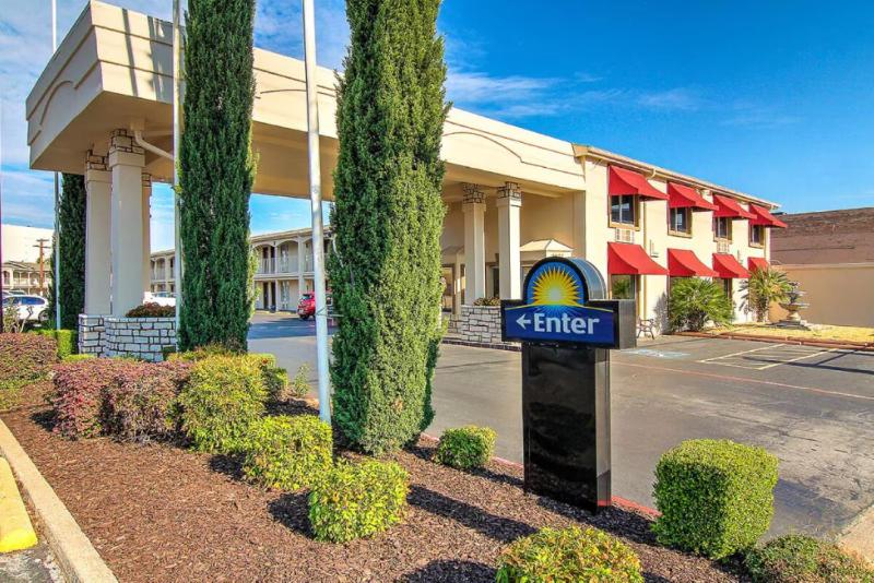 Days Inn by Wyndham Market Center Dallas - image 2