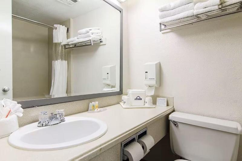 Days Inn by Wyndham Market Center Dallas - image 14