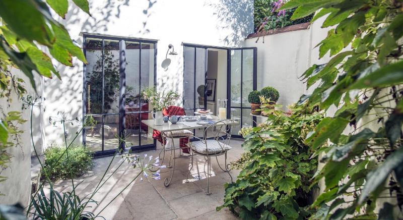 The Herring's Residence - Stylish Private Cottage with Breakfast in Historic Center - Adults-Only - image 14