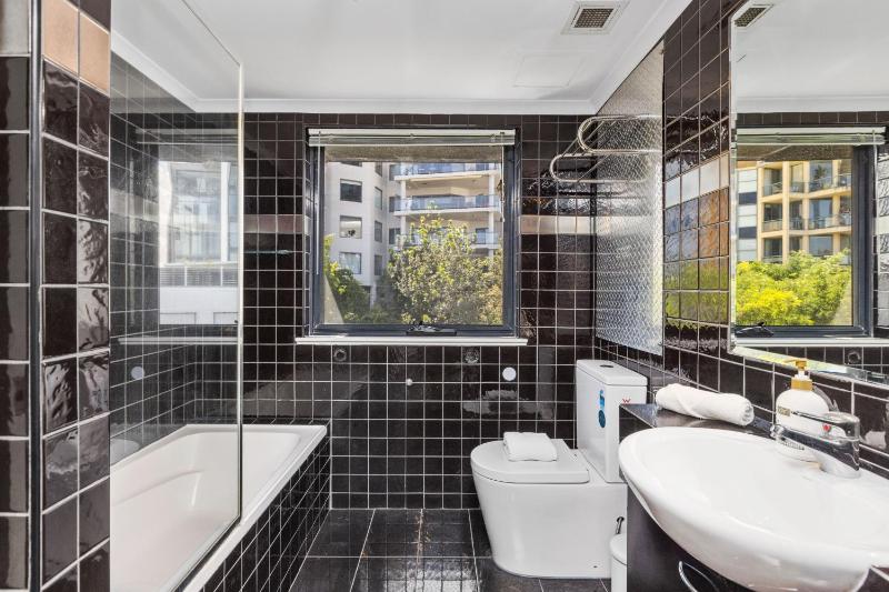 CBD Edge 1BR on Mounts Bay Road - image 8